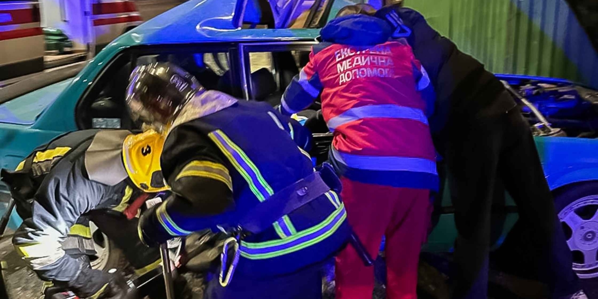 Легковик зіткнувся з електроопорою у Вінниці 