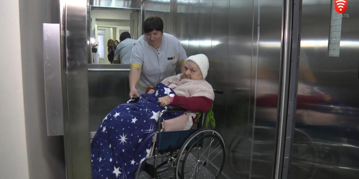 Лікарняний ліфт встановили у пансіонаті для людей з інвалідністю