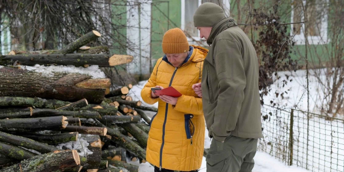 Лісівники привезли машину дров для матері трьох захисників з Тульчина