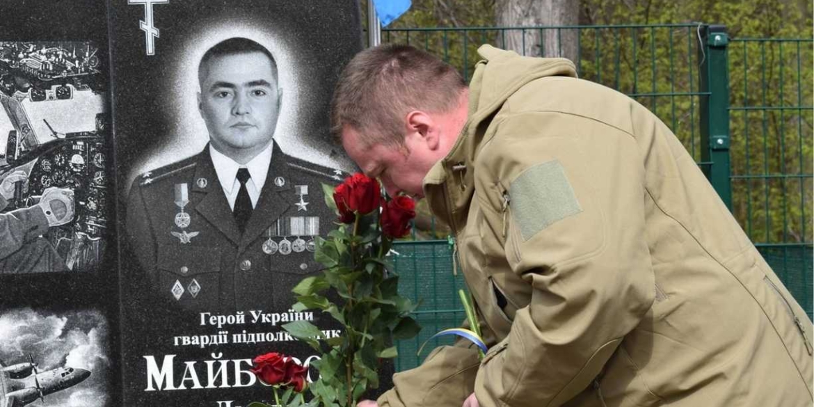 Літак над Алеєю Слави у Вінниці вшанували пам’ять легендарного льотчика у день його 46-річчя