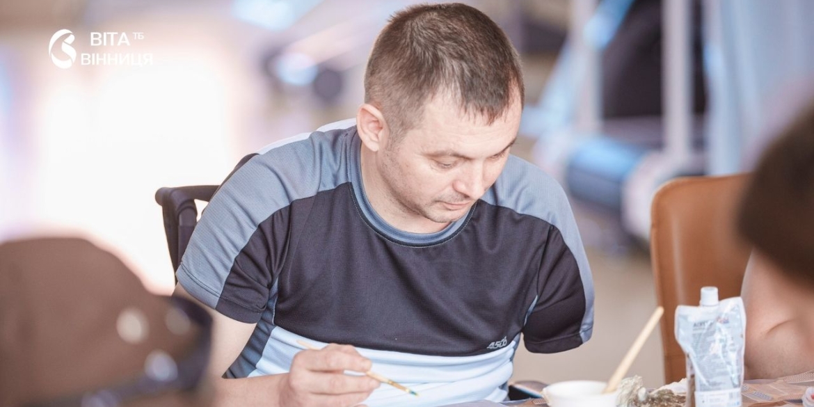 Малювання кавою та на мушлях у вінницьких лікарнях поранені бійці відновлюються через арттерапію