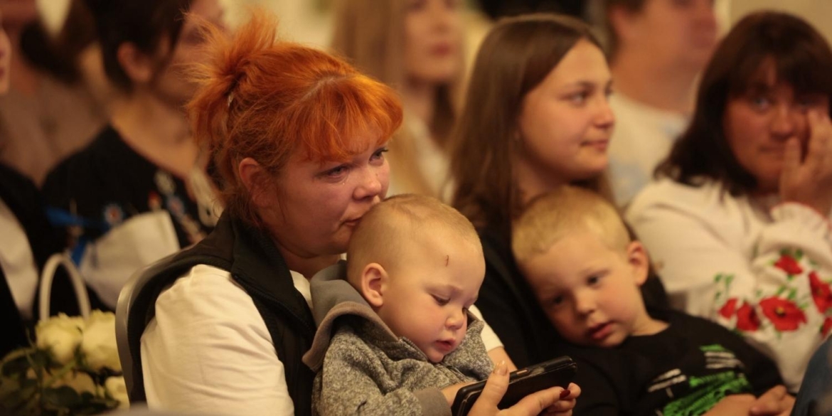 Мама в «пікселі» у Вінниці нагородили жінку-військову, яка виховує п’ятьох дітей