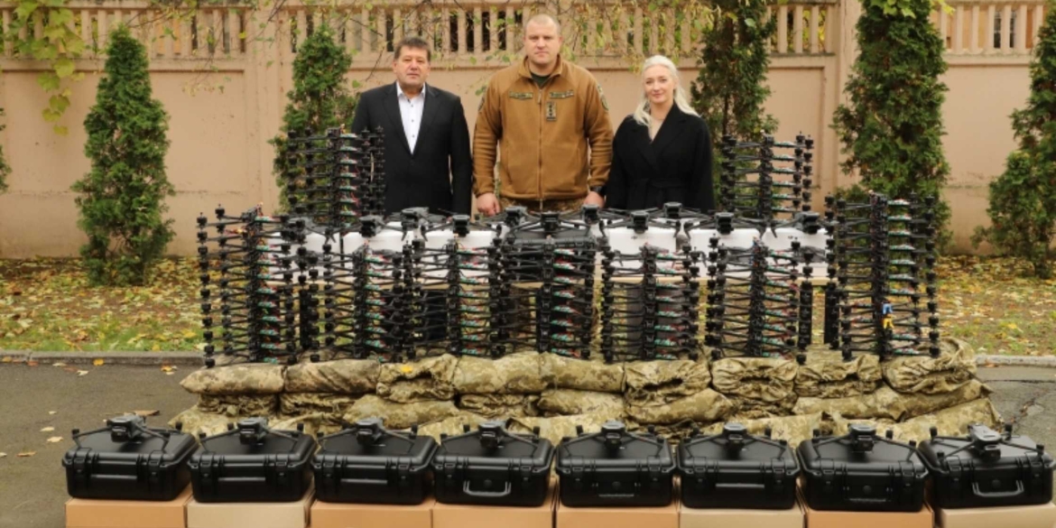 Маскувальні плащі та FPV-дрони передали воїнам-нацгвардійцям з Вінниччини Маскувальні плащі та FPV-дрони передали воїнам-нацгвардійцям з Вінниччини