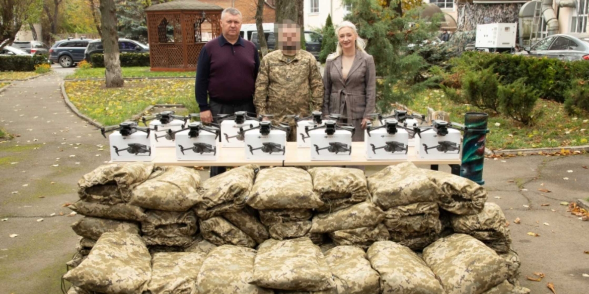 Маскувальні плащі та “мавіки” передали з Вінниччини захисникам