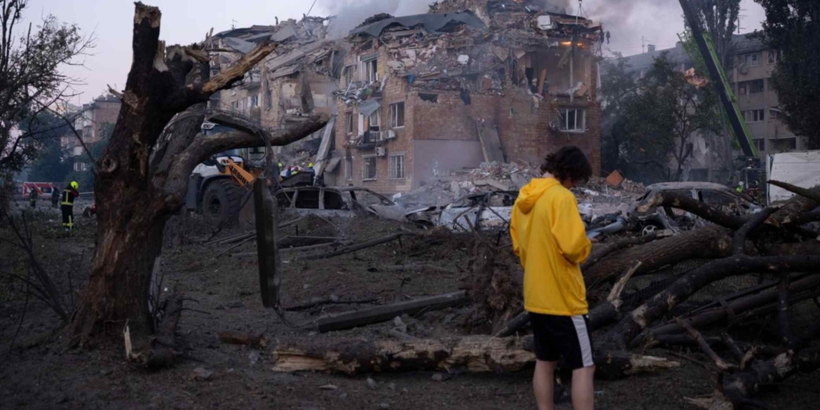 Масований удар Росії по Києву зруйновані будинки, багато загиблих і поранених, люди під завалами