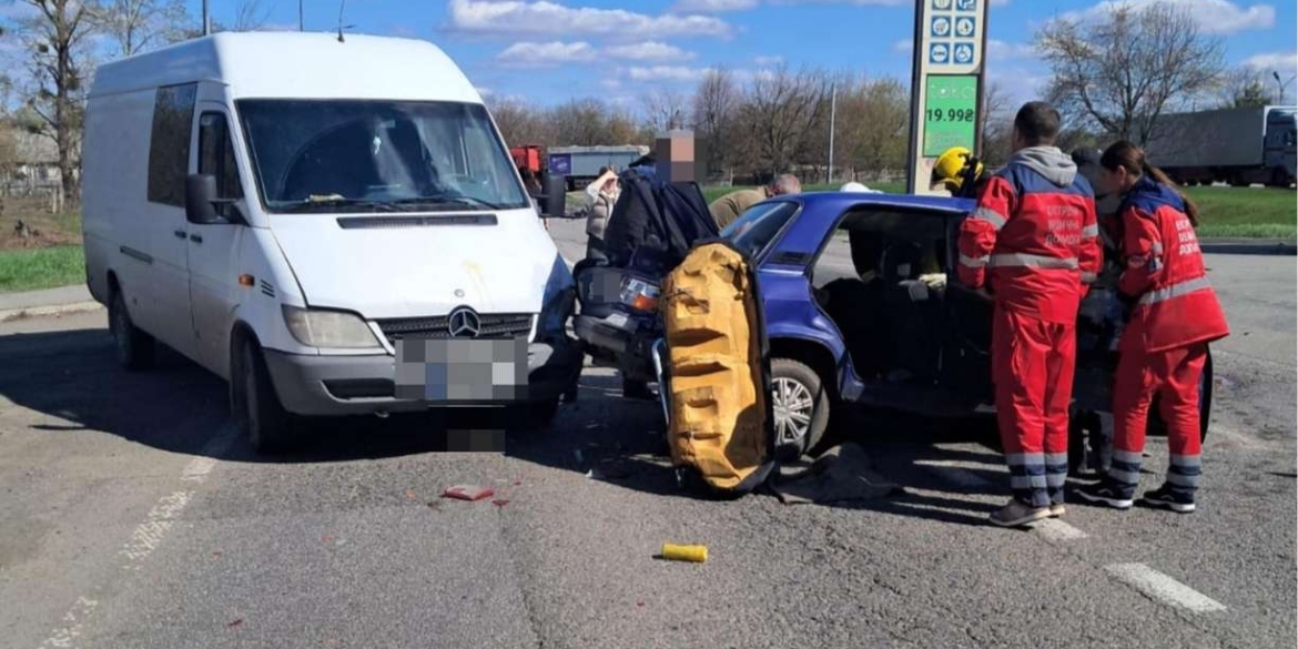 Масштабна ДТП на Вінниччині зіткнулися легковик, автобус та вантажівка — є постраждалі