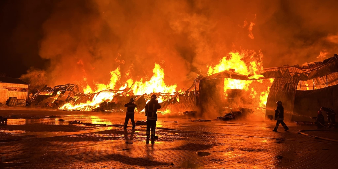 Масштабна пожежа у Вінниці вночі згорів склад з ламінатом