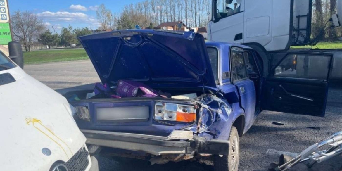 Масштабна троща на Вінниччині ВАЗ відкинуло під вантажівку після удару Mercedes