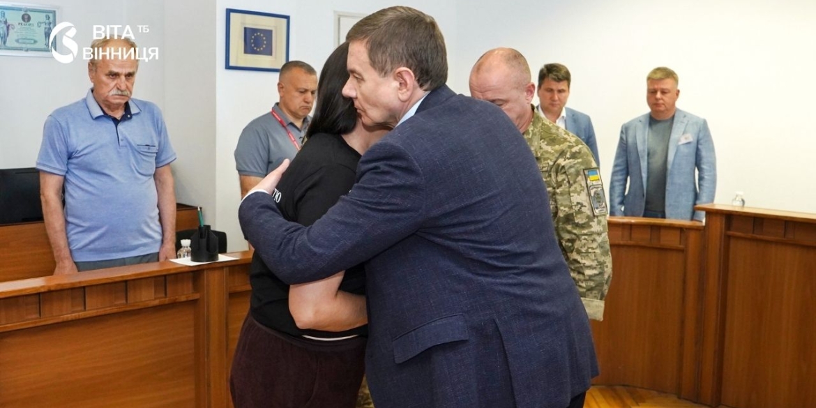Матері 19-річного воїна-захисника з Херсона вручили у Вінниці посмертну нагороду сина