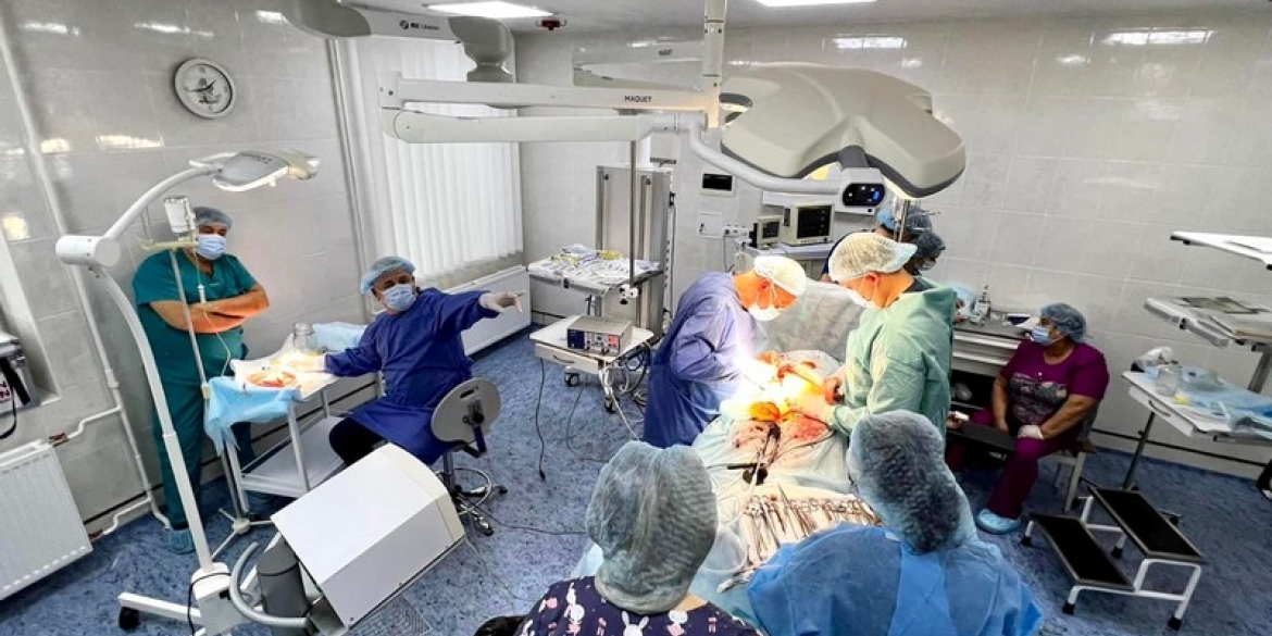 Матір віддала нирку синові: у Вінниці вперше трансплантували цей орган