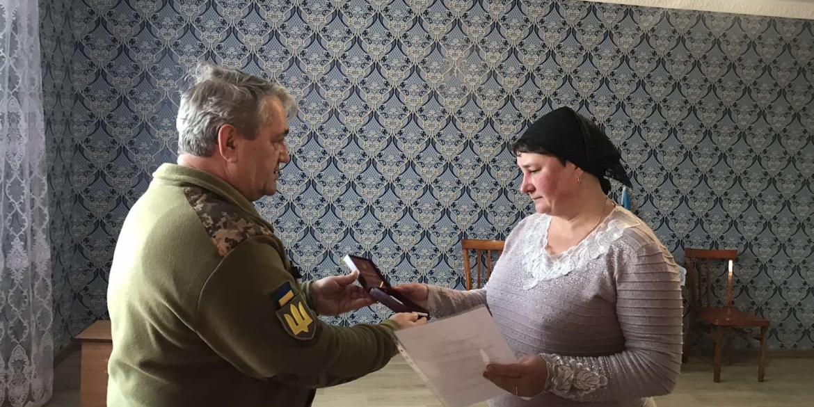 Мати загиблого воїна з Оратівської громади отримала його посмертну медаль