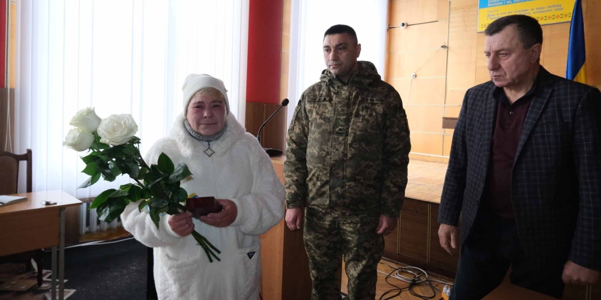 Мати загиблого воїна з Липовця отримала його посмертний “Хрест Героя”