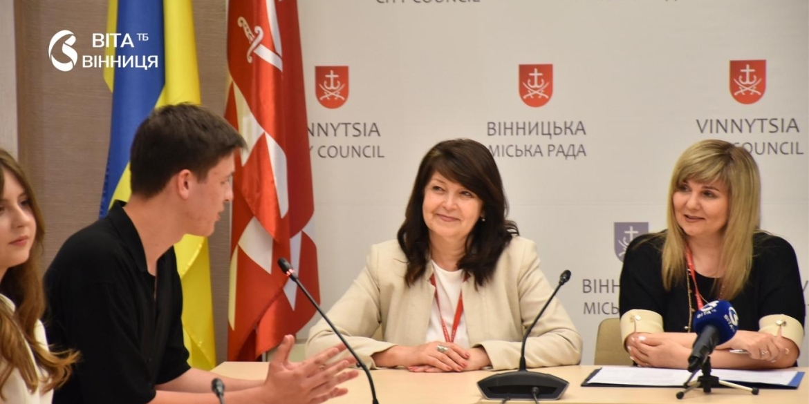 Майбутні мери та міністри у Вінниці нагородили випускників, які вже змінюють країну