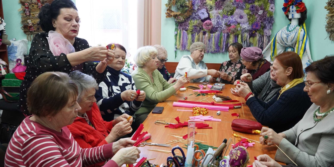 Майстер-клас з виготовлення декоративних тюльпанів провели для відвідувачок вінницького терцентру