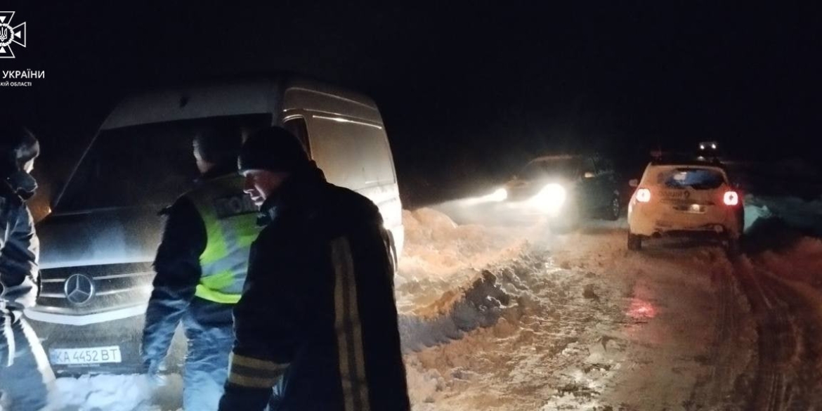 Майже 30 легковиків та автобусів потрапили у снігову пастку на Вінниччині