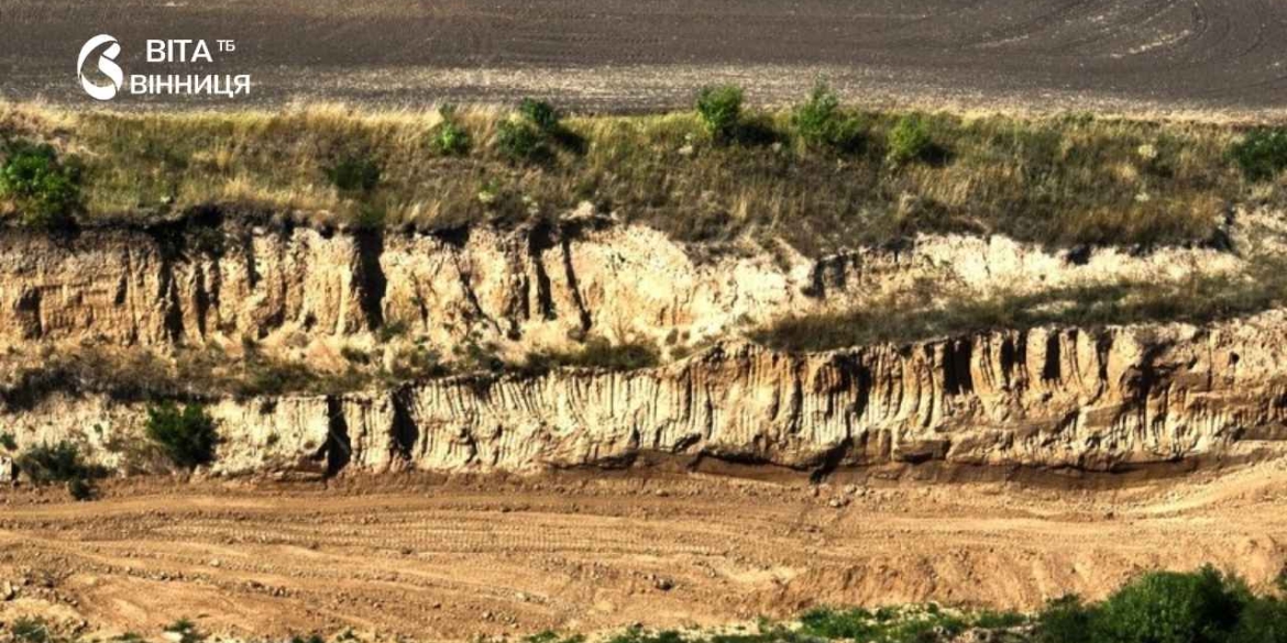 Майже 8 тисяч кубів суглинку без дозволу у Вінницькому районі викрили нелегальний кар'єр