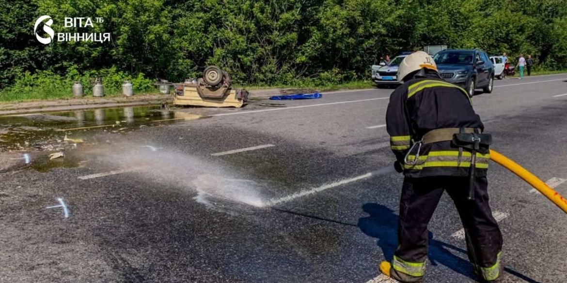 Медом залило дорогу на Вінниччині солодкий вантаж перекинувся внаслідок ДТП, водій у лікарні