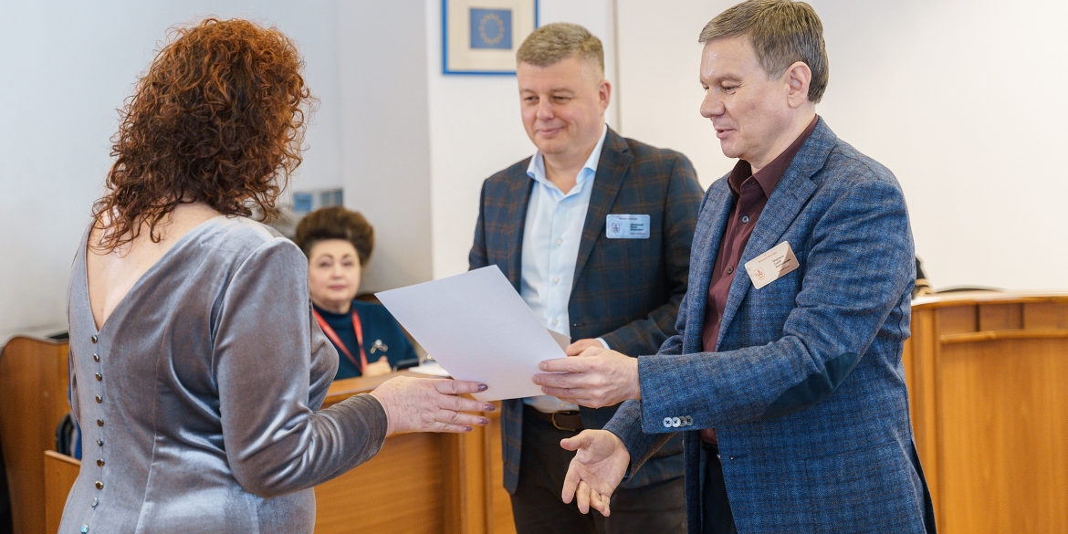 Мер Вінниці вручив нагороду психологині Людмилі Радіоновій за допомогу постраждалим від війни