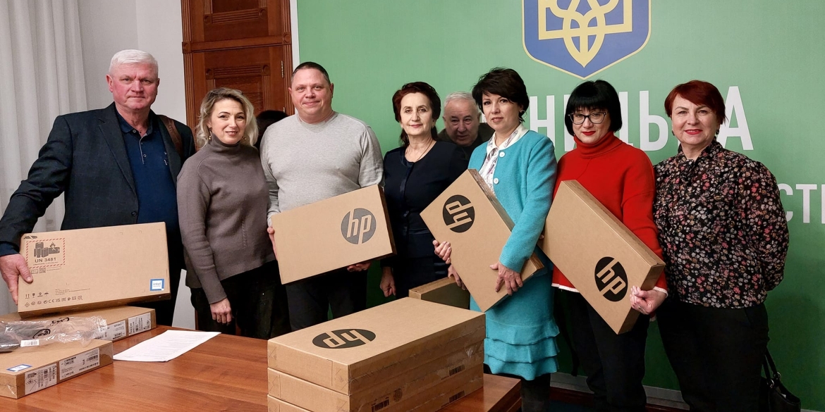 Міністерство охорони здоров'я передало лікарням Вінниччини 40 ноутбуків
