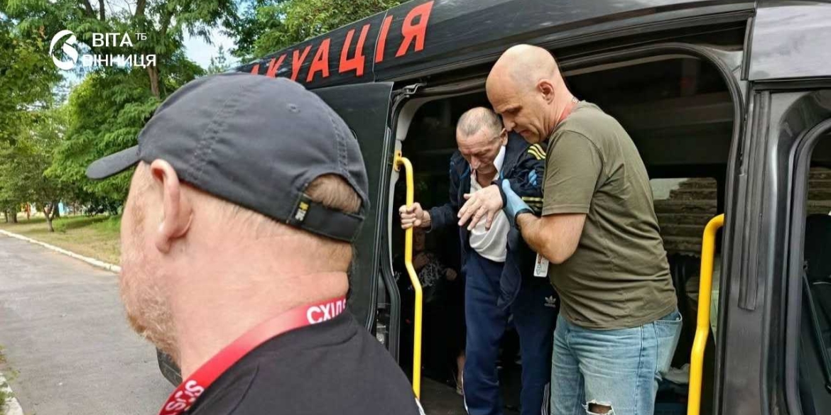 Місія «Схід-SOS» евакуювала мешканців прифронтової Херсонщини до Ладижина