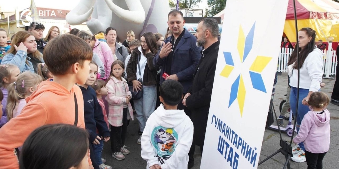 Дві години без тривог: діти захисників і переселенців подивилися у Вінниці циркову виставу на воді