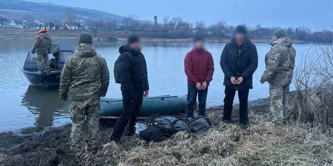 Могилів-подільські прикордонники затримали човен із трьома порушниками кордону