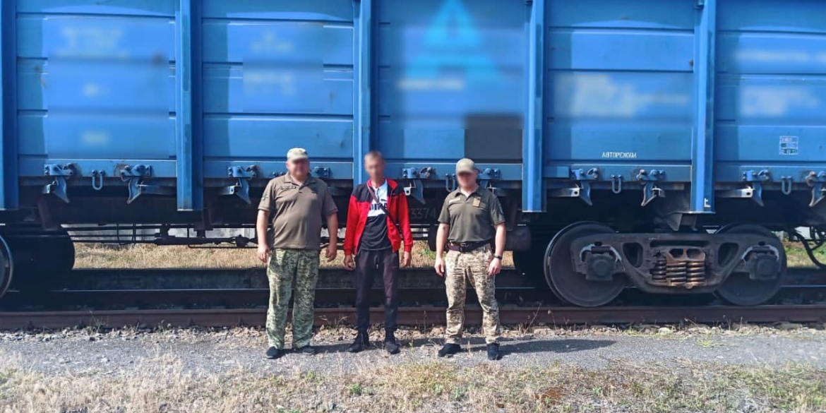 Могилів-подільські прикордонники затримали “ухилянта”, який заскочив у вантажний потяг