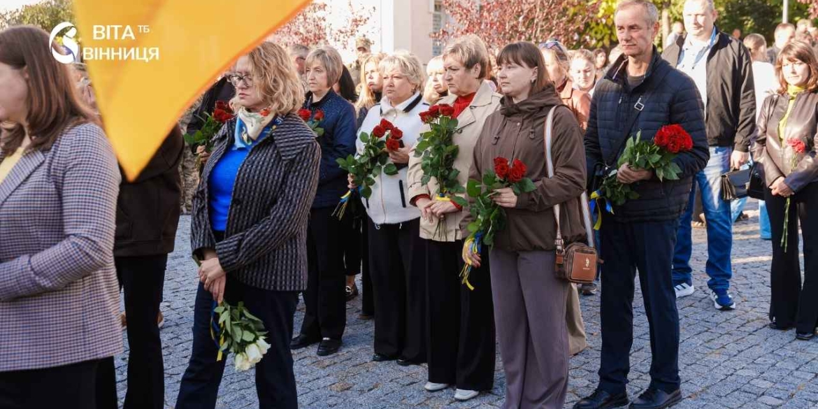 Молебень у Спасо-Преображенському соборі та церемонія біля меморіалу Вінниця відзначила Покрову і свято оборонців