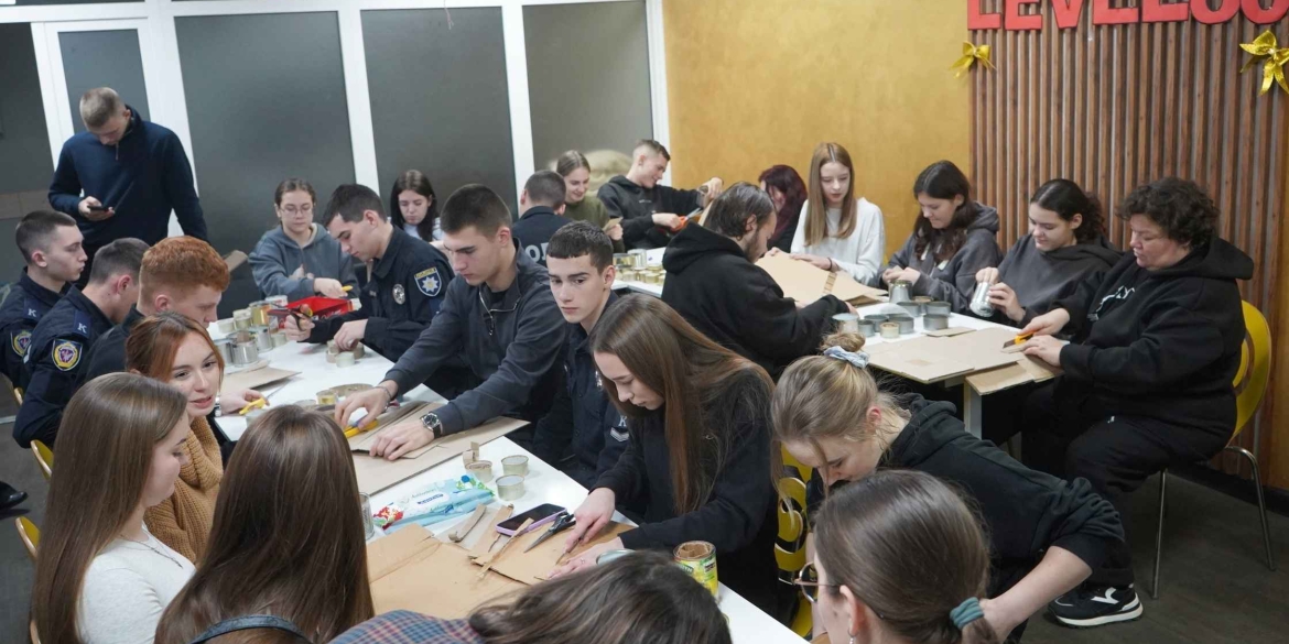 Молоді вінничани виготовили близько 500 окопних свічок для військових