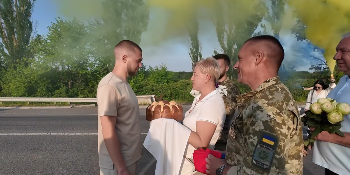 Молодого прикордонника, який повернувся з полону, зустріли на Вінниччині