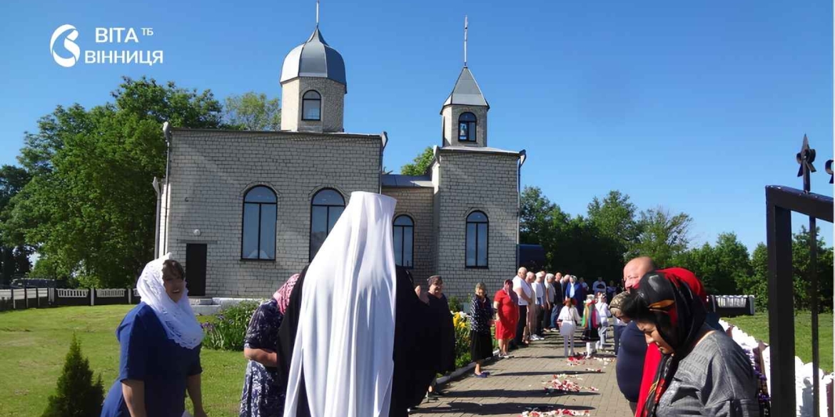Молитва за воїнів та небесний покров на Вінниччині освятили храм Димитрія Солунського