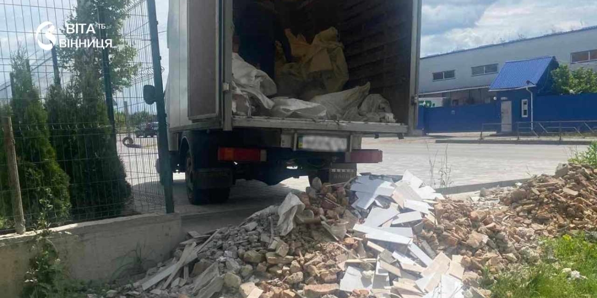 Муніципальна варта зафіксувала незаконне звалище будівельних відходів на вул. Гонти у Вінниці