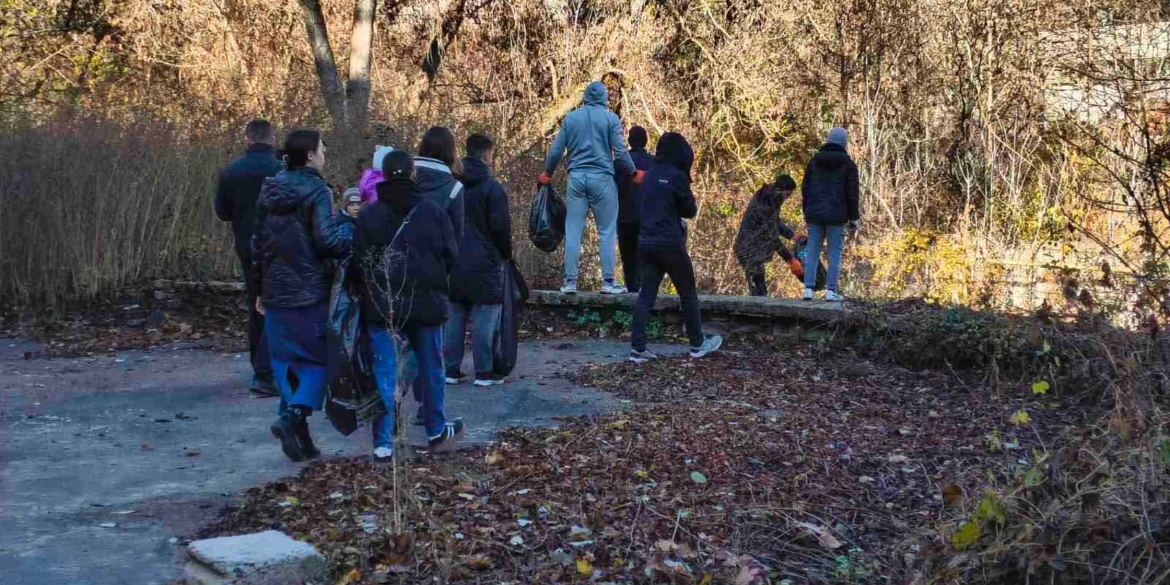 Муніципальна варта залучила активних вінничан до осіннього прибирання територій