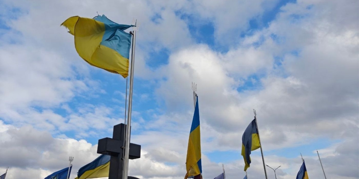 На Алеї Слави у Вінниці замінили прапори на могилах Героїв