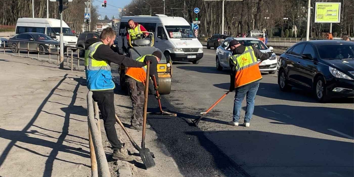 На аварійний ремонт вінницьких доріг 12 березня вийшли вісім бригад