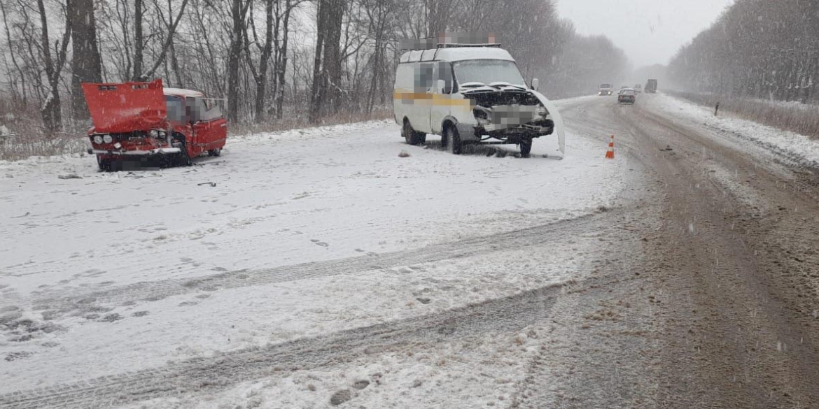На автодорозі Вінниця - Могилів-Подільський зіткнулися «ГАЗ» і «ВАЗ»