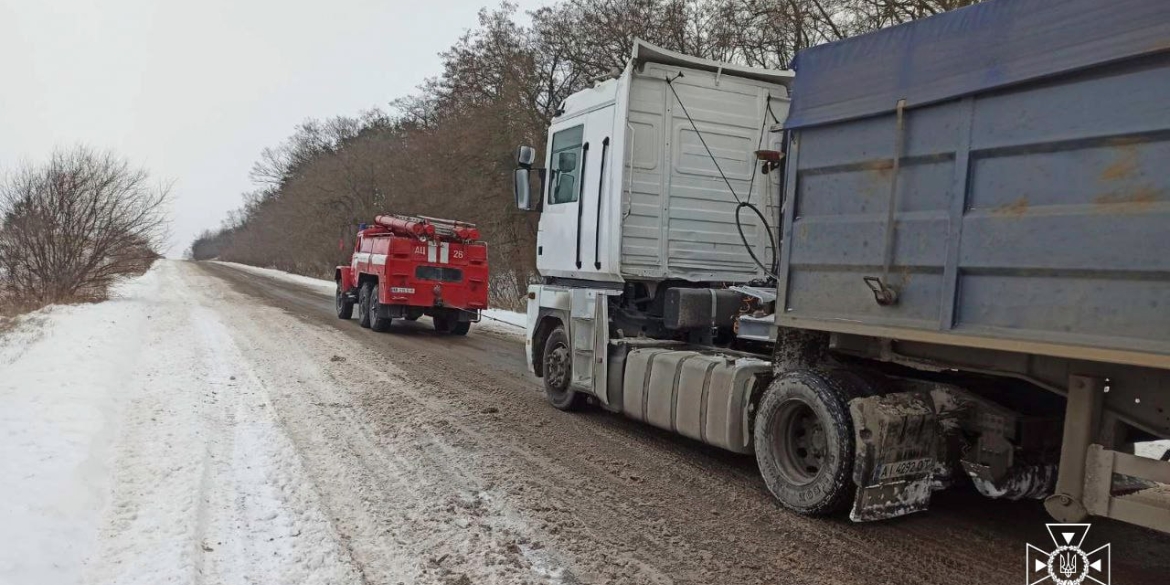 На автошляху Погребище — Вінниця вантажівка частково перекрила рух