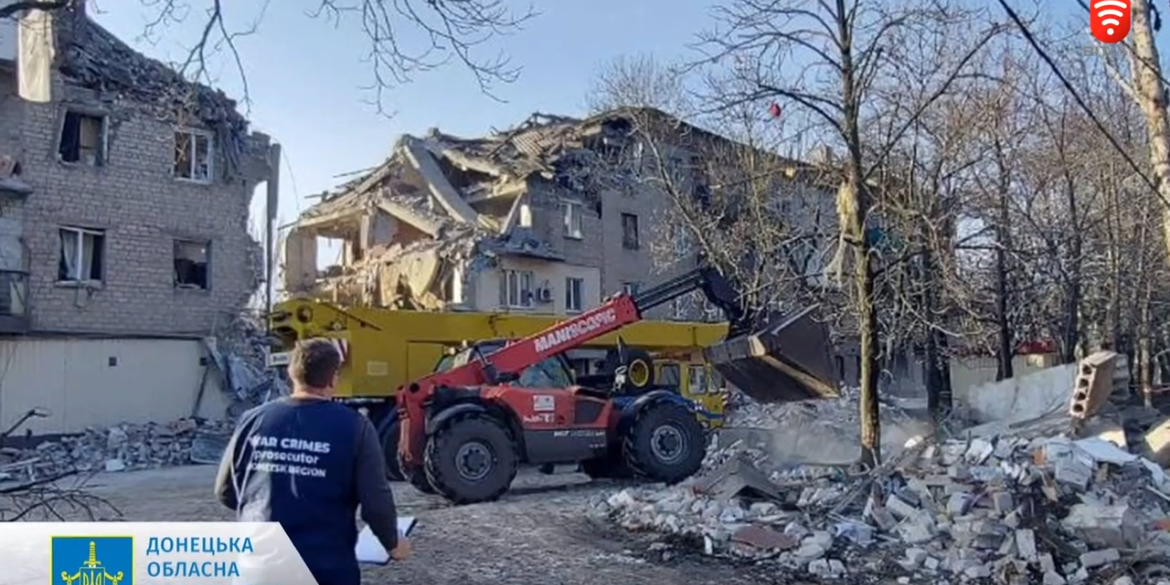 На Донеччині внаслідок російської атаки під завалами чотириповерхового будинку загинула людина