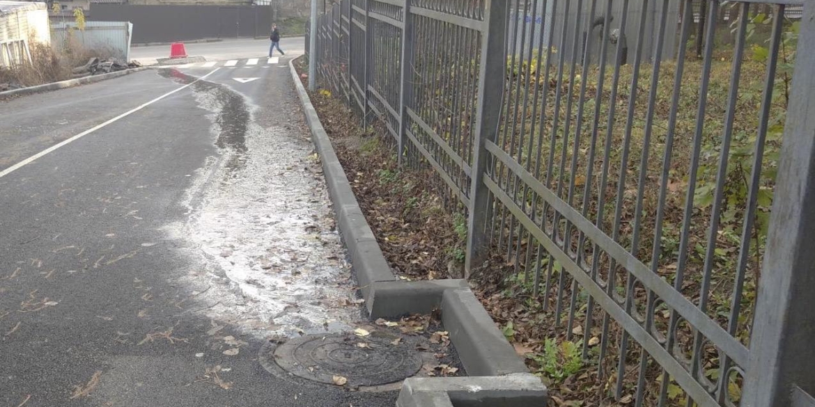 На дорогу у Вінниці витікала каналізація з університетського гуртожитку