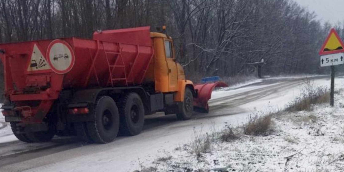 На дорогах Вінниччини цілодобово працює спецтехніка дорожники готові до негоди
