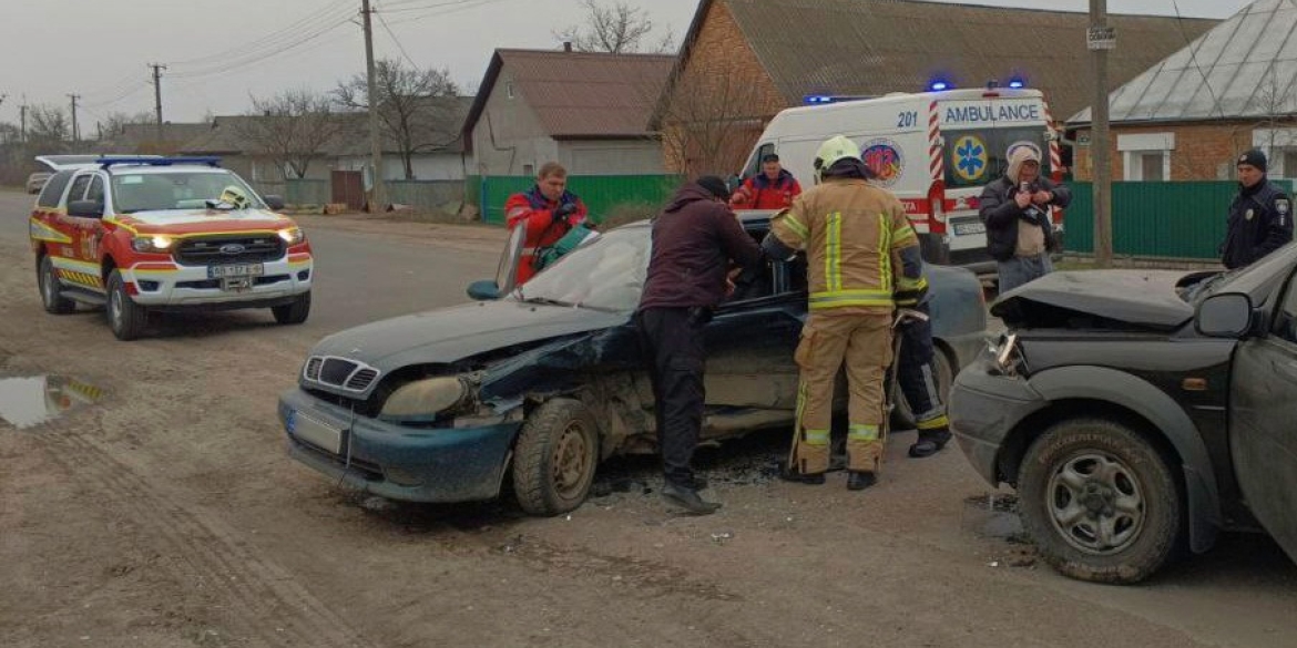 На Гайсинщині рятувальники витягли з понівеченої автівки жінку