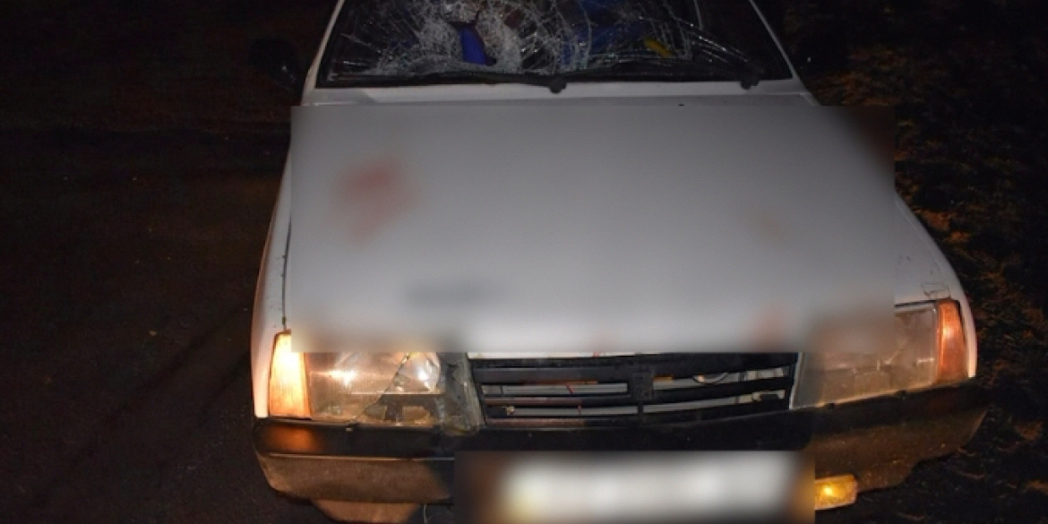 На Гайсинщині водій легковика збив чоловіка на проїжджій частині дороги
