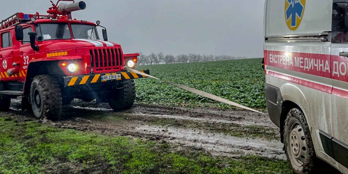 На грунтовій дорозі на Вінниччині застрягла машина “швидкої допомоги” 