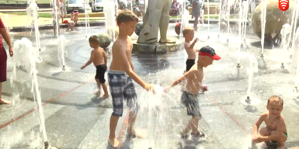 На Івана Купала вінницькі діти досхочу бовтаються у фонтанах