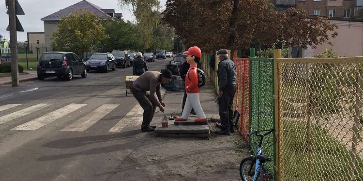 На Калинівщині біля навчальних закладів встановили фігурки школярів