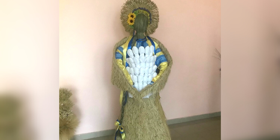 На Калинівщині виготовили двометрову ляльку, яка символізує Україну-матір