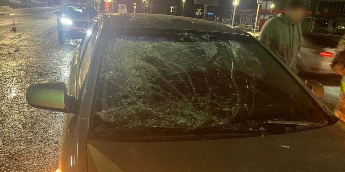 На Хмельницькому шосе автомобіль збив 23-річного пішохода на пішохідному переході