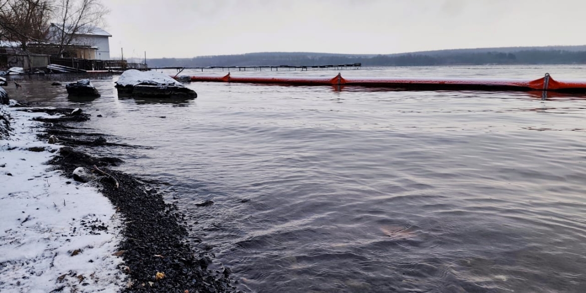 На Ладижинському водосховищі продовжують збір залишків нафтопродуктів