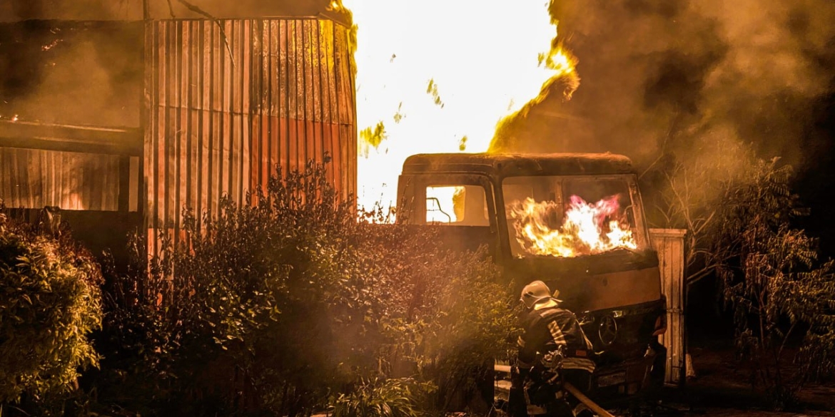 На Літинщині сталася масштабна пожежа - згоріло приміщення з вантажівкою та холодильниками