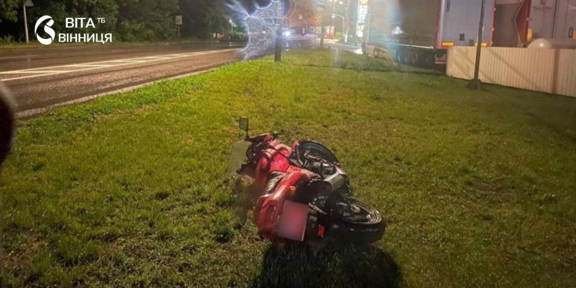 На Львівському шосе у Вінниці зіткнулися мотоцикл і вантажівка